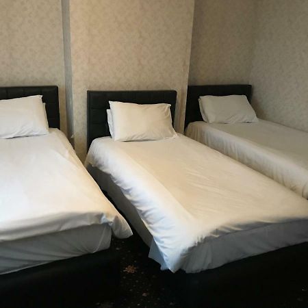 Airport Guest House Слау Екстериор снимка