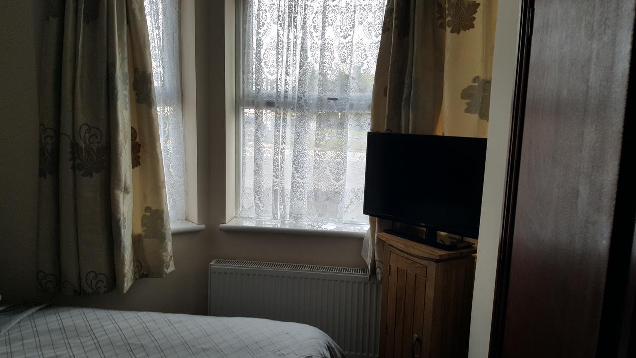 Airport Guest House Слау Екстериор снимка