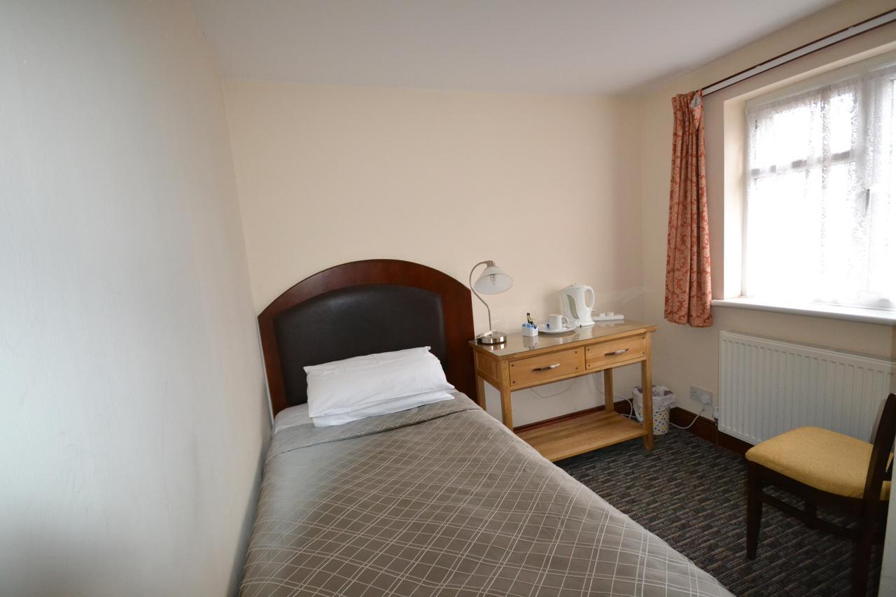 Airport Guest House Слау Екстериор снимка