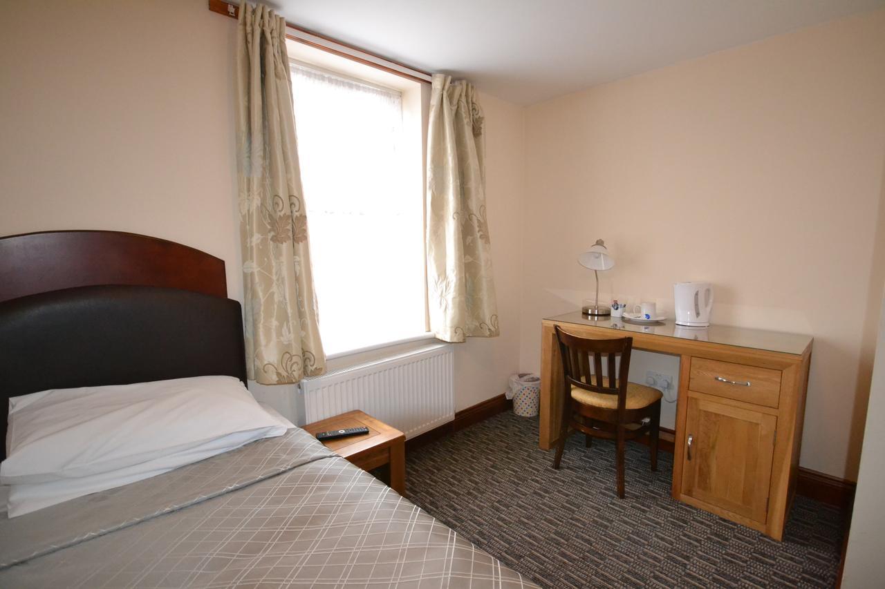 Airport Guest House Слау Екстериор снимка