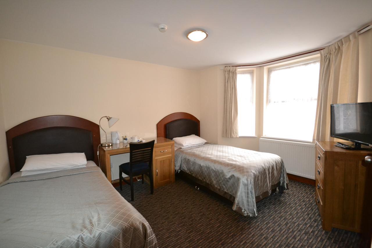 Airport Guest House Слау Екстериор снимка