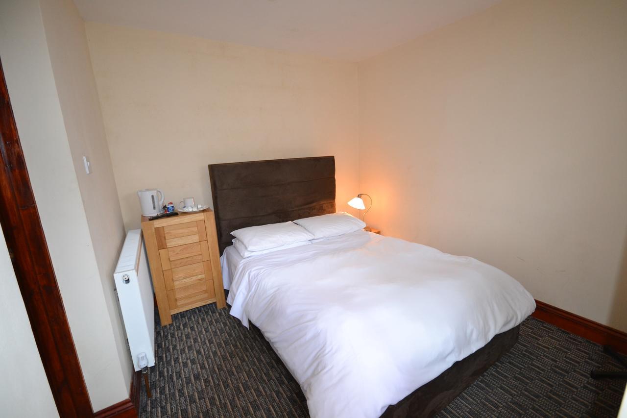 Airport Guest House Слау Екстериор снимка