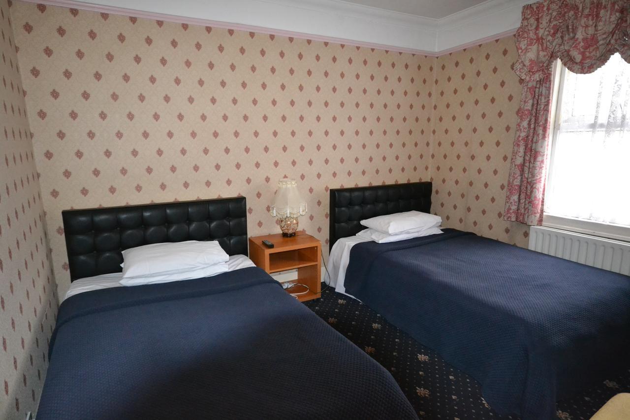 Airport Guest House Слау Екстериор снимка