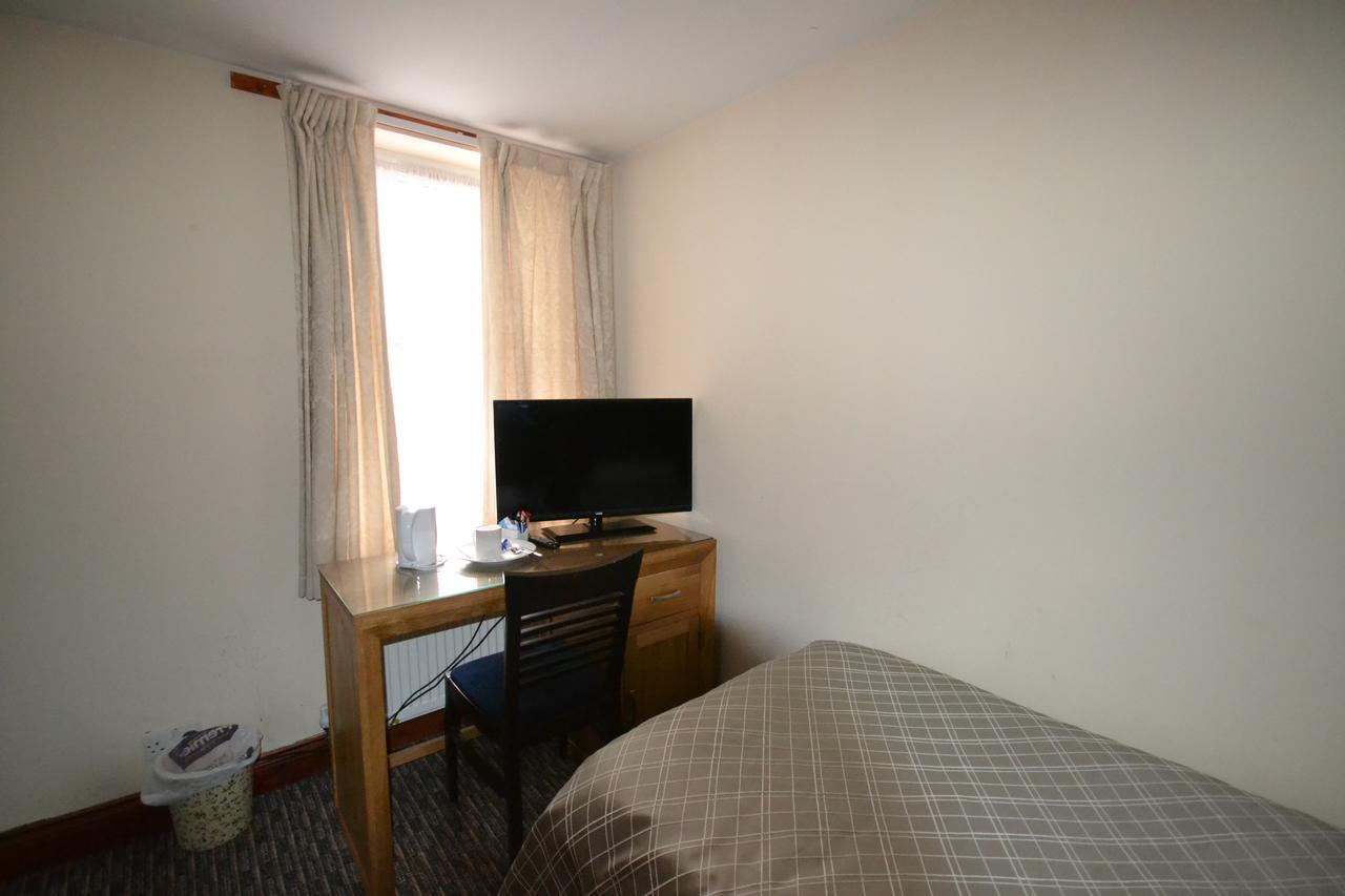 Airport Guest House Слау Екстериор снимка