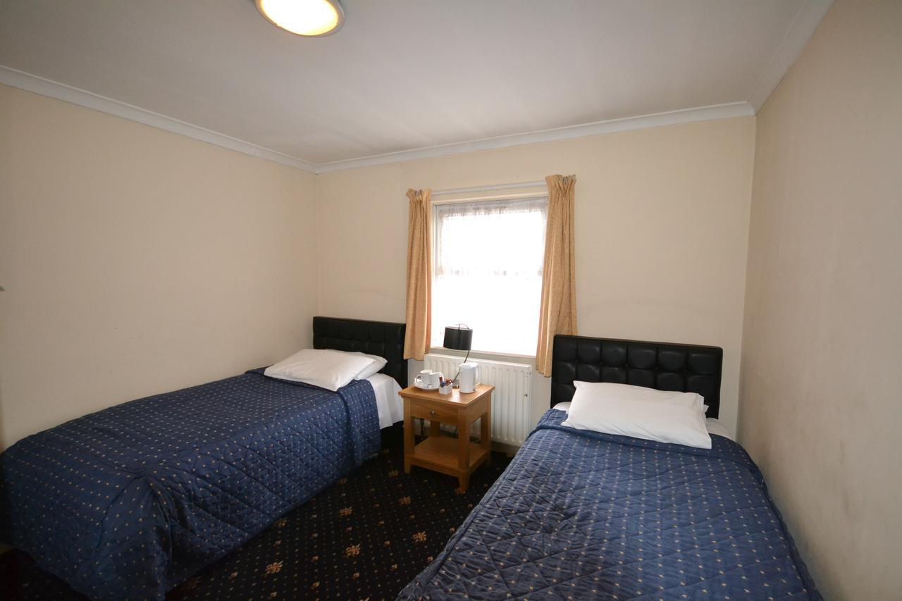 Airport Guest House Слау Екстериор снимка