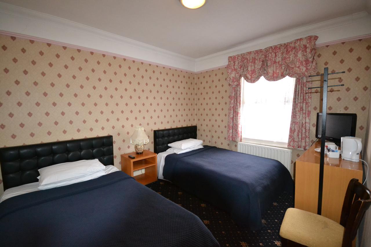 Airport Guest House Слау Екстериор снимка
