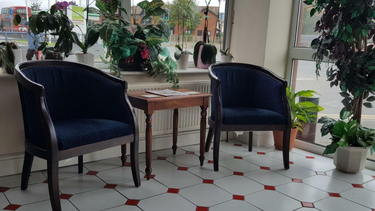 Airport Guest House Слау Екстериор снимка