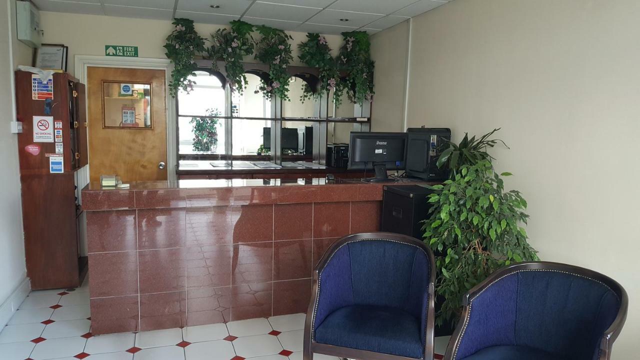 Airport Guest House Слау Екстериор снимка