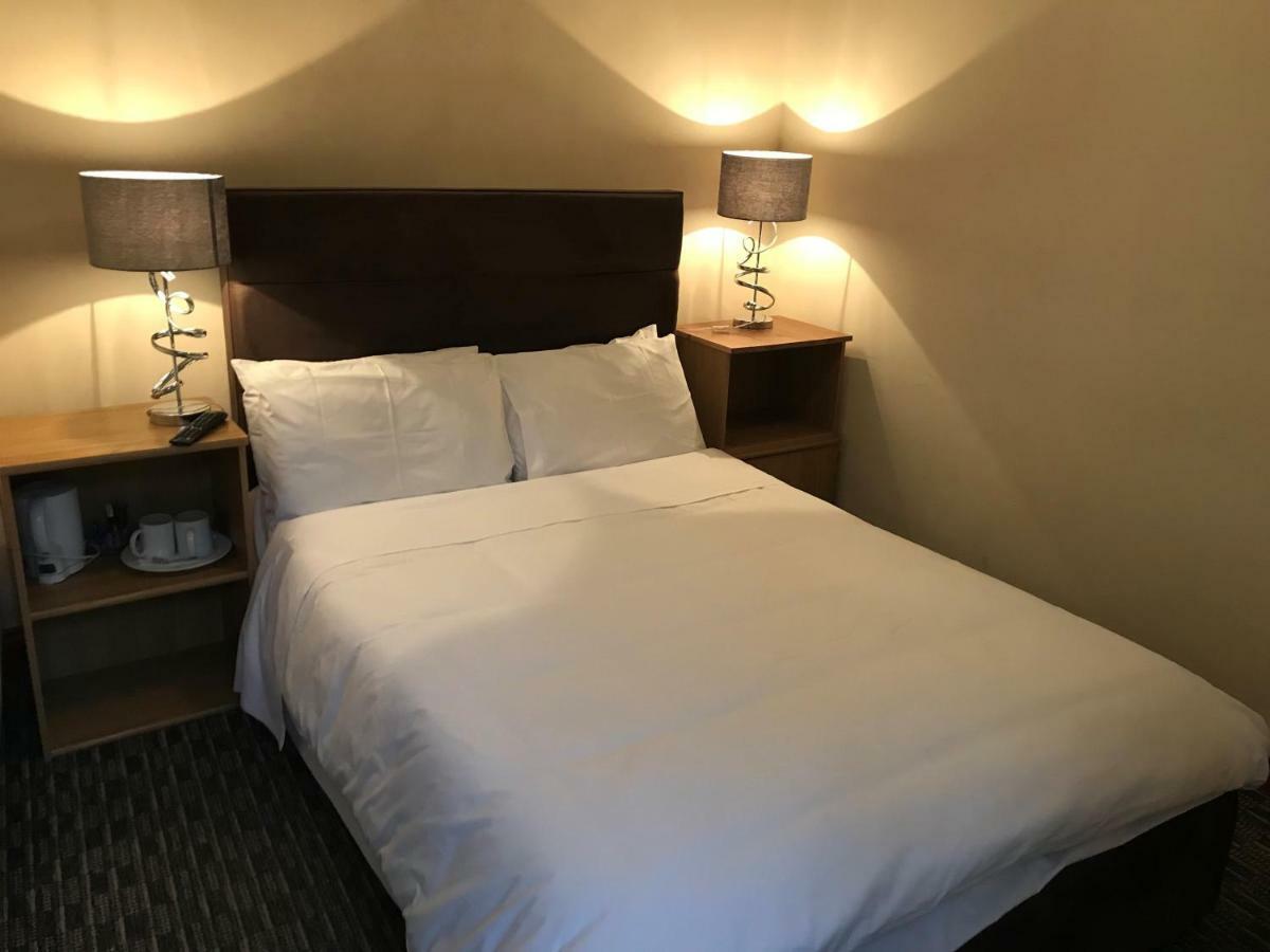 Airport Guest House Слау Екстериор снимка