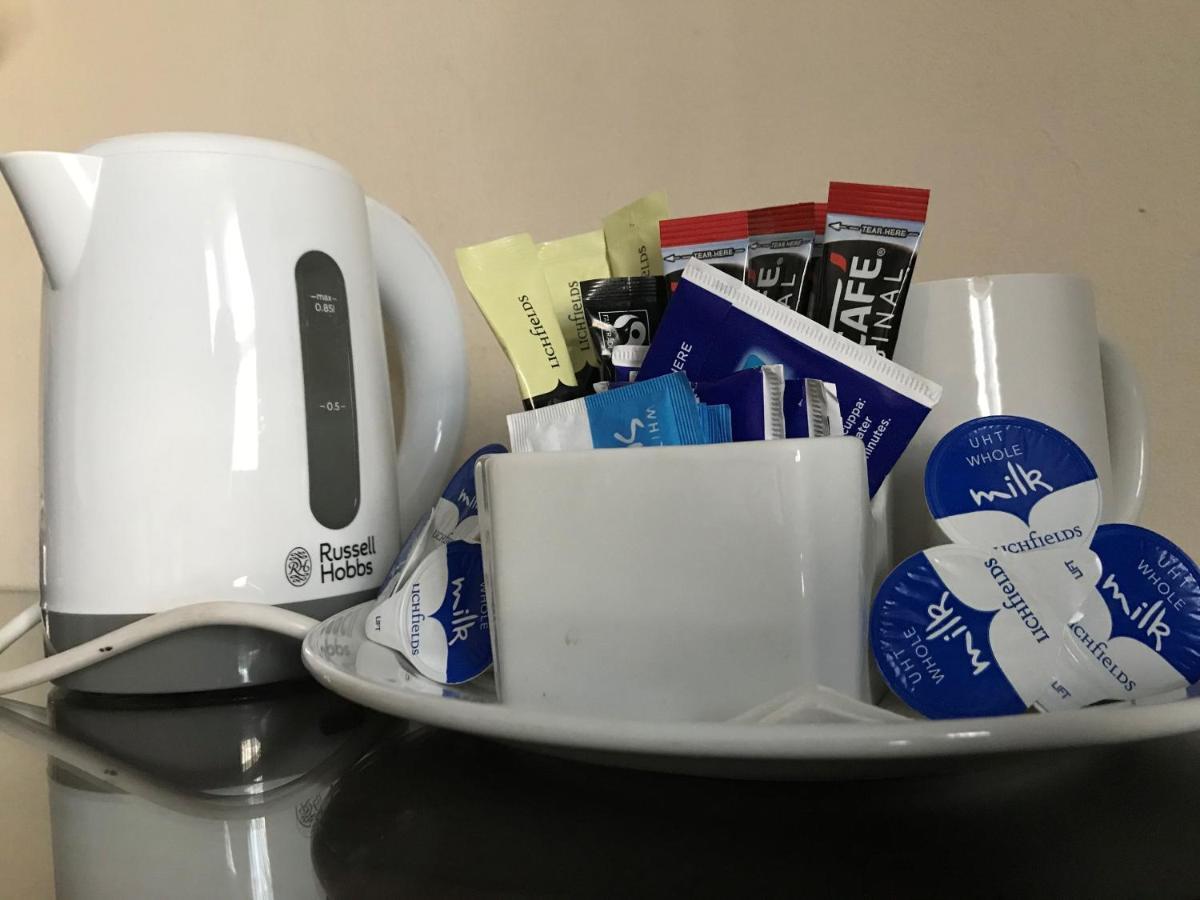 Airport Guest House Слау Екстериор снимка