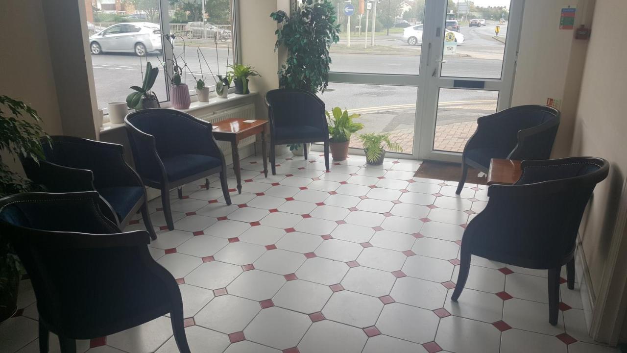 Airport Guest House Слау Екстериор снимка